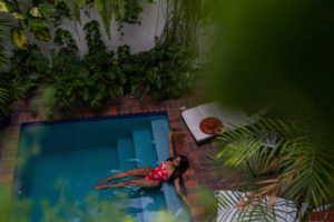 Amerika, Karibik, Große Antillen, Dominikanische Republik, Santo Domingo, Zona Colonial, Hotel Colonial 154 H Boutique, Frau liegt im Pool Amerika, Karibik, Große Antillen, Dominikanische Republik, Santo Domingo, Zona Colonial, Hotel Colonial 154 H Boutique, Frau liegt im Pool